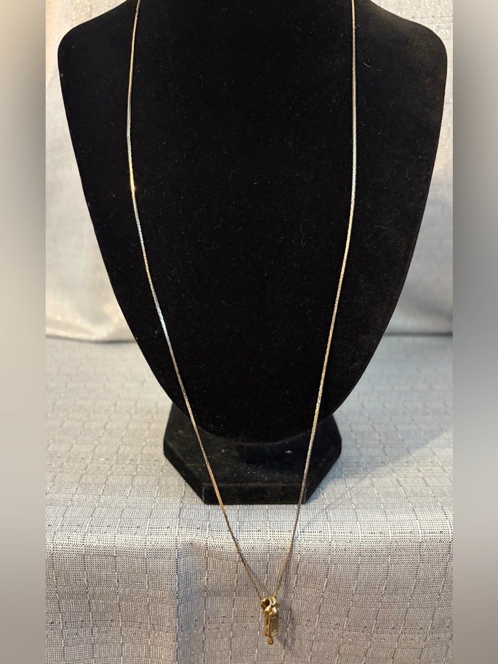 Delicate Gold Tone Women's Pendant Necklace